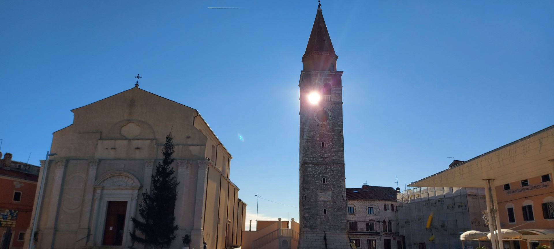 Božićno svjetlo na umaškom zvoniku usred bijeloga dana